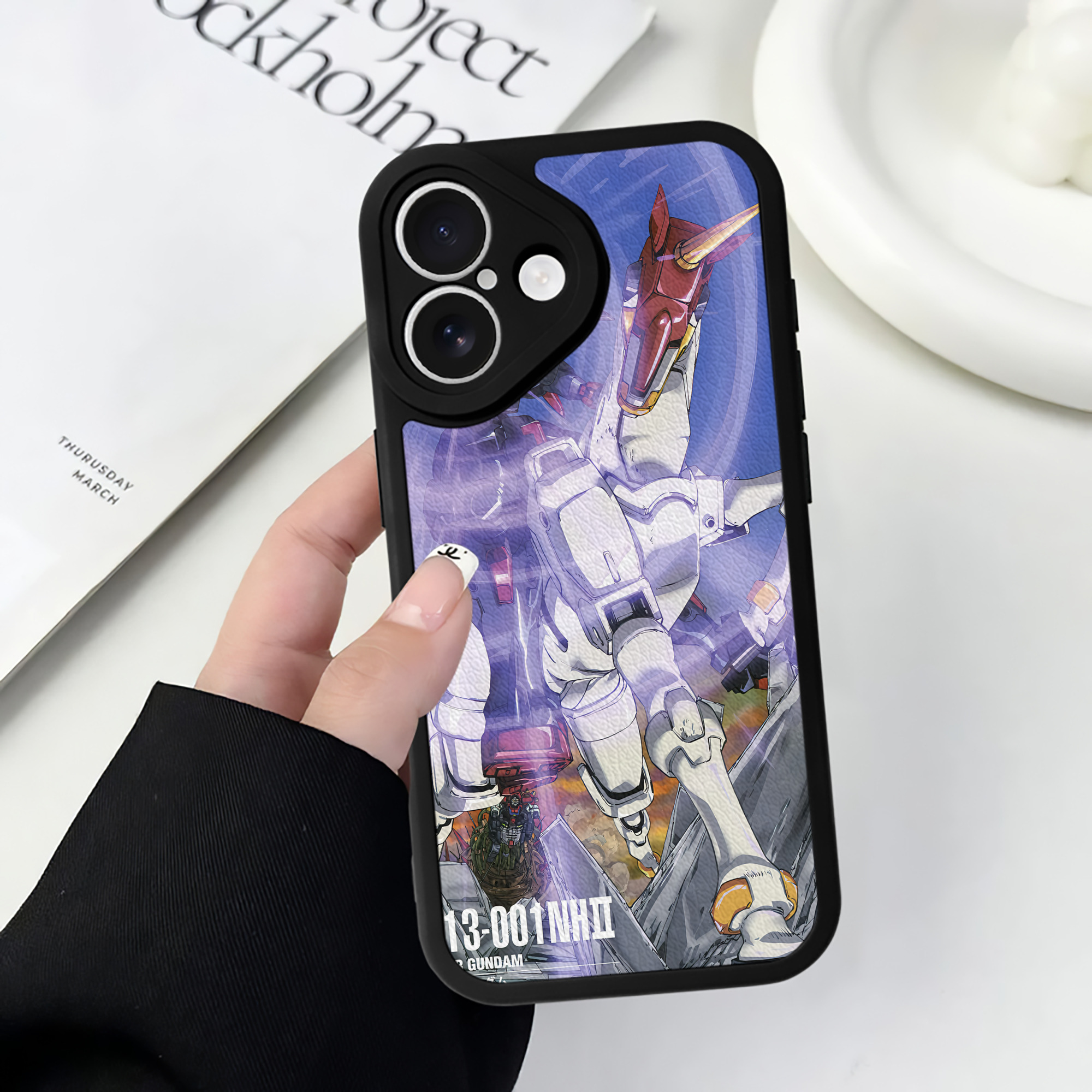 （画像用） 機動戦士ガンダム Mobile Suit Gundam 【iPhone 16シリーズ対応】シリコンスマホケース（レザー調） 材質：シリコン